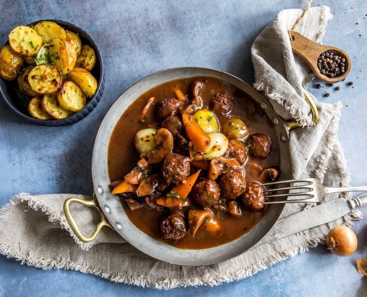 Vegetarboller i bourguignon-saus