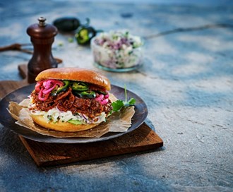 Pulled-burger med rødløk