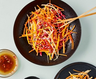 Asiatisk råkostsalat med ingefær- og sesamdressing