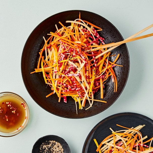 Asiatisk råkostsalat med ingefær- og sesamdressing