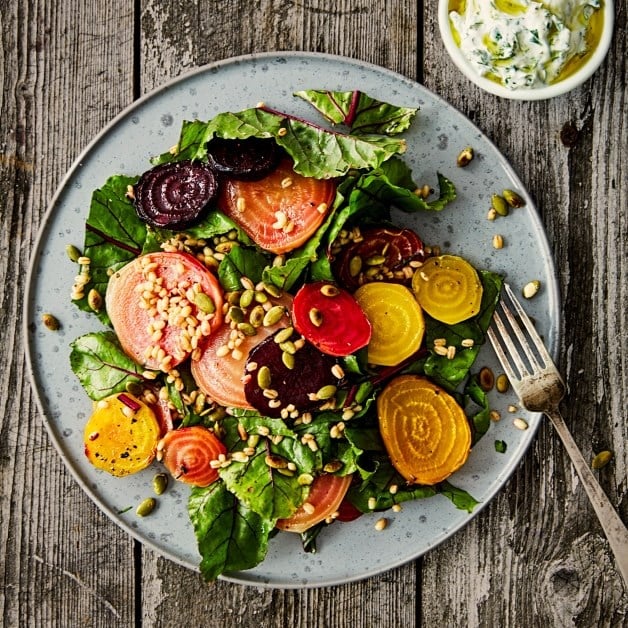 Bakte beter med byggryn og mynteyoghurt
