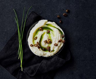 Blomkålpuré med gressløkolje og sprøstekt kapers