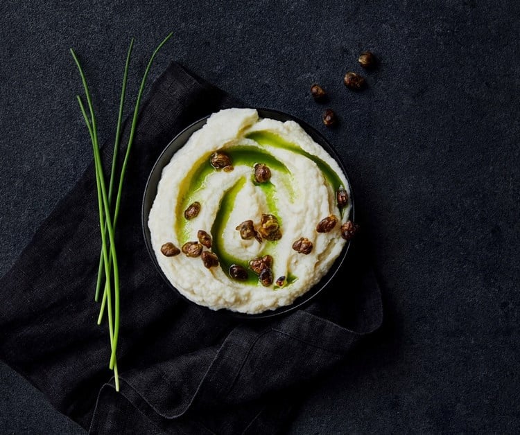 Blomkålpuré med gressløkolje og sprøstekt kapers