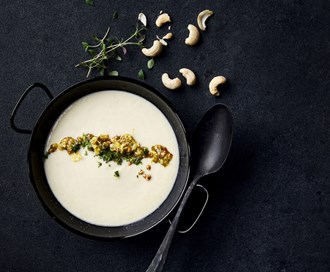 Blomkålsuppe med urter og bokhvetestrøssel