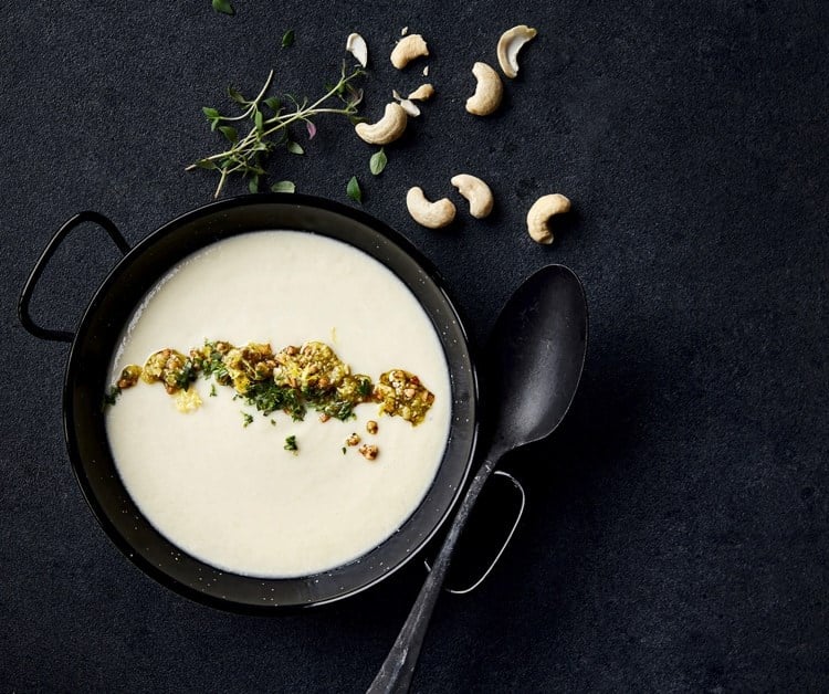 Blomkålsuppe med urter og bokhvetestrøssel