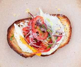 Bruschetta med kremost og tomatsalat