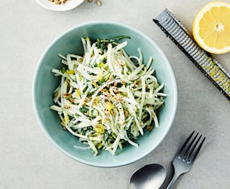 Coleslaw med knutekål og yoghurtdressing