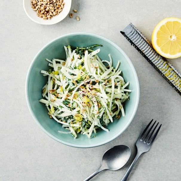 Coleslaw med knutekål og yoghurtdressing