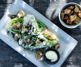 Grillet salat med parmesan, aioli og krutonger