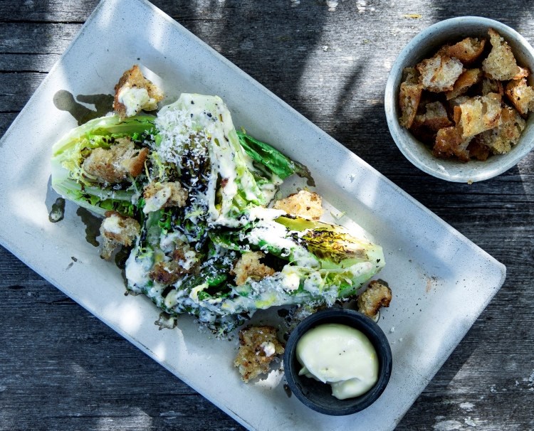 Grillet salat med parmesan, aioli og krutonger