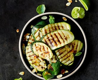 Grillet squash med mandler, lime og mynte