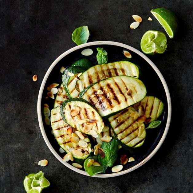 Grillet squash med mandler, lime og mynte