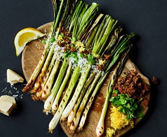 Grillet vårløk med rugbrødsmuler