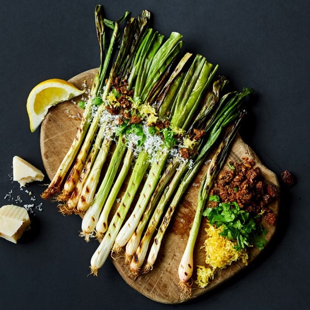 Grillet vårløk med rugbrødsmuler