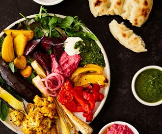 Grønnsakstallerken med syltet rødløk, rødbethummus og urtedressing