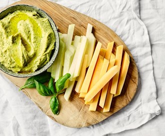 Hummus med kålrot- og knutekålstaver