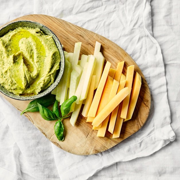 Hummus med kålrot- og knutekålstaver