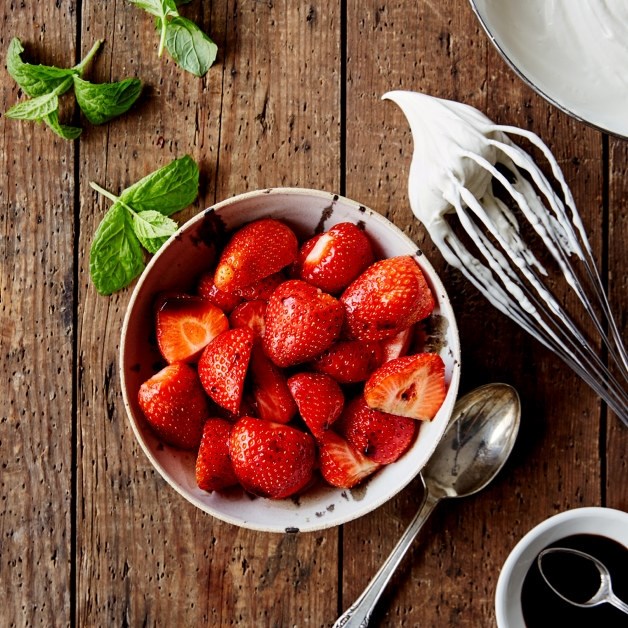Jordbær med balsamico og pisket crème fraîche