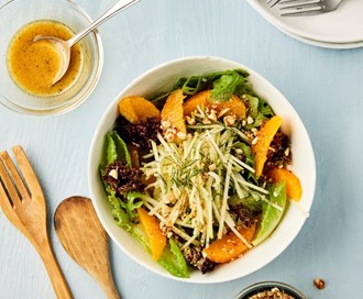 Knutekål- og appelsinsalat med mandelstrøssel