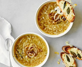 Løksuppe med ostesmørbrød