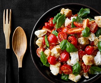 Panzanella-salat med mozzarella