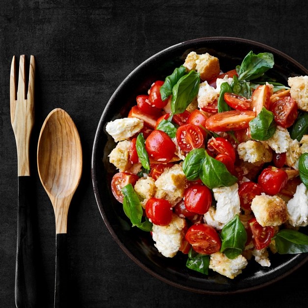 Panzanella-salat med mozzarella