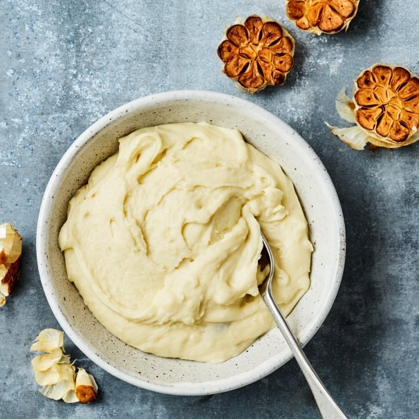 Potetmos med bakt hvitløk