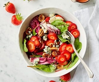 Salat med jordbærvinaigrette og blåmuggost