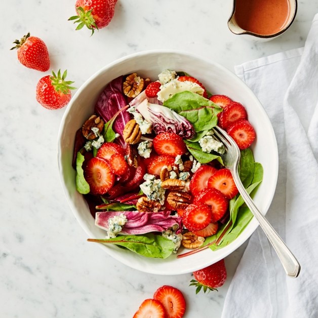 Salat med jordbærvinaigrette og blåmuggost