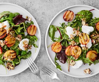Salat med grillede plommer, chèvre og karamelliserte nøtter