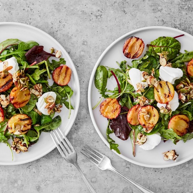 Salat med grillede plommer, chèvre og karamelliserte nøtter