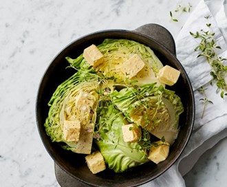 Smørdampet sommerkål med smør og timian