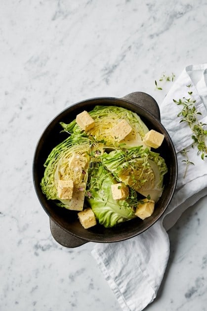Smørdampet sommerkål med smør og timian