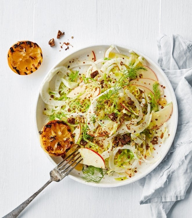 Sommerkålsalat med grillet sitron og hvitløksbrødsmuler
