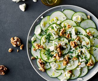 Squash-carpaccio med ristede valnøtter og fetaost