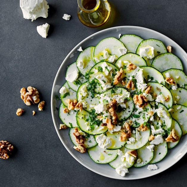 Squash-carpaccio med ristede valnøtter og fetaost