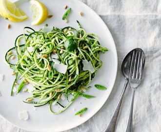 Squashspagetti med pesto og sukkererter