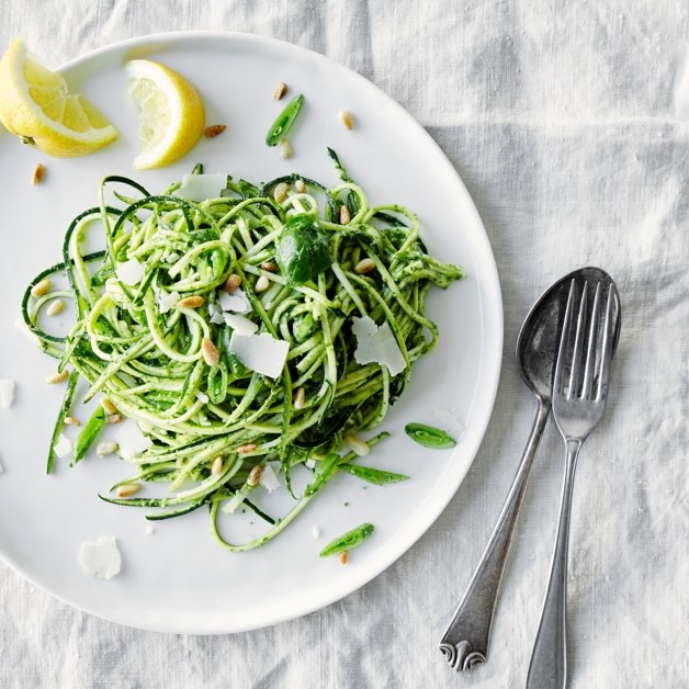 Squashspagetti med pesto og sukkererter
