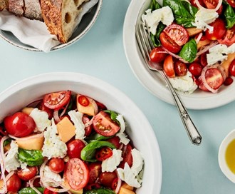 Tomatsalat med melon og mozzarella