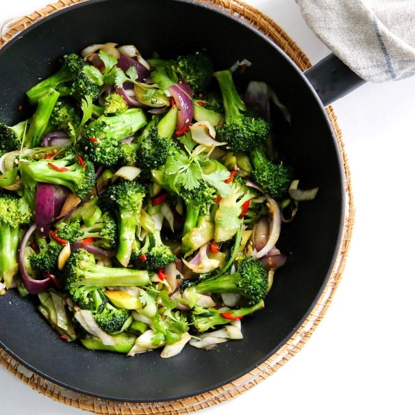 Brokkoliwok med minipurre og fersk løk