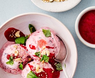 Yoghurtis med plommer og basilikum