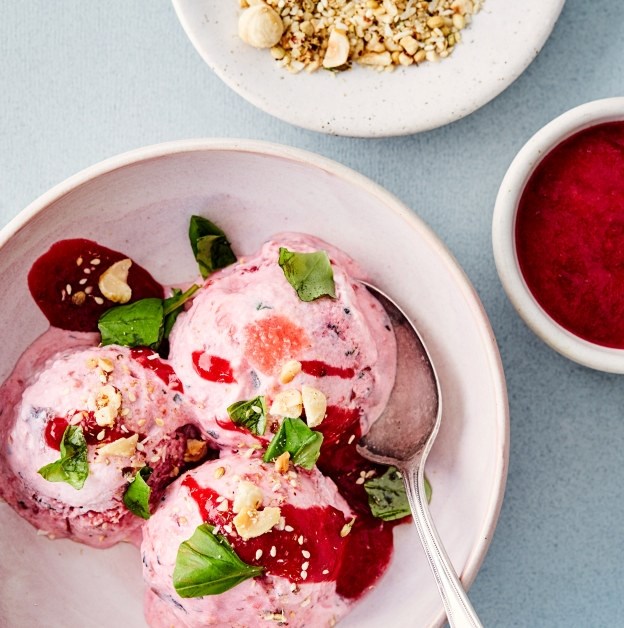 Yoghurtis med plommer og basilikum