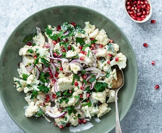 Blomkålsalat med rødløk og granateple