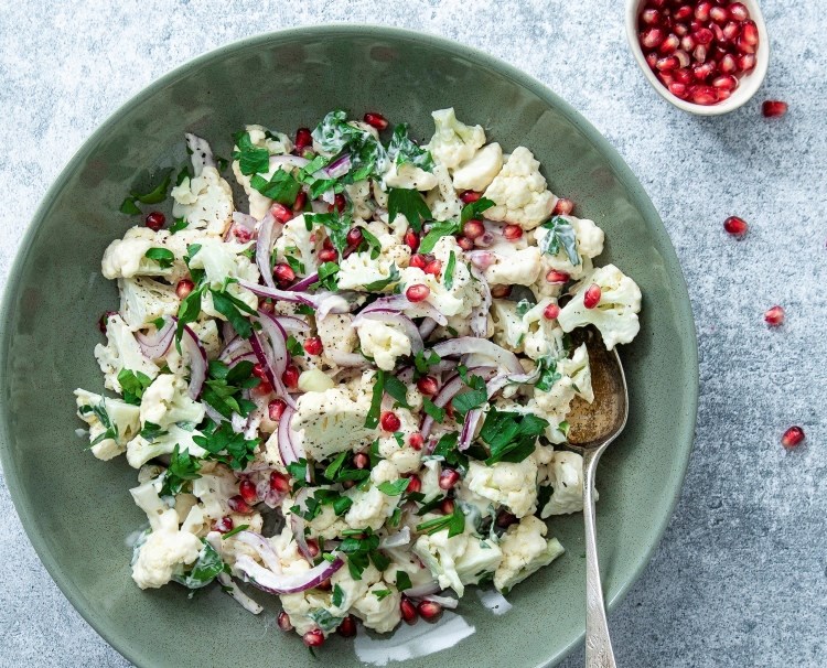 Blomkålsalat med rødløk og granateple