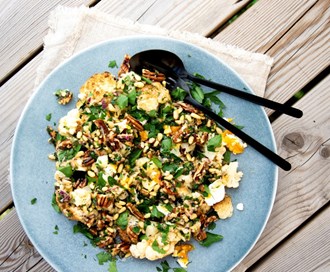 Grillet blomkål med smør, nøtter og urter