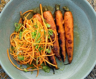 Helgrillet gulrot med frisk gulrotsalat
