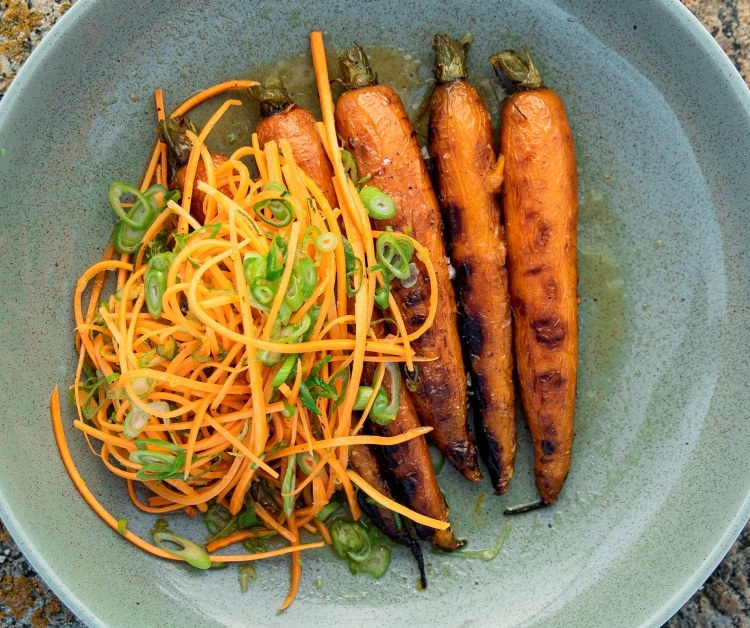 Helgrillet gulrot med frisk gulrotsalat