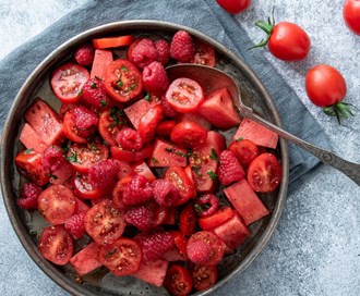 Salat med tomater, melon og bær