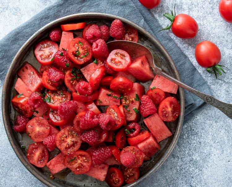 Salat med tomater, melon og bær