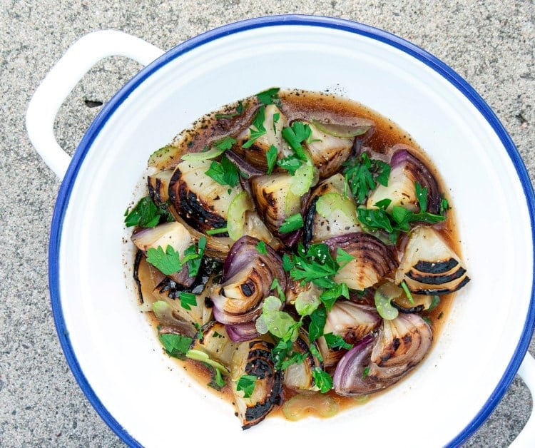 Varm løksalat fra grillen